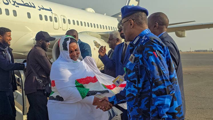 News Bilder des Tages 150 Sudanese return home from Kampala under voluntary return program KHARTOUM, SUDAN - AUGUST 16: Sudanese citizens disembark from a plane carrying 150 people from Kampala, Uganda, under a voluntary return program to Khartoum, Sudan, on August 16, 2026, as residents continue returning to the capital after the Sudanese army regained full control of the city on May 21, 2025, amid the ongoing economic and humanitarian crisis caused by the conflict that began between the army and the Rapid Support Forces (RSF) on April 15, 2023. Nezar Abdallah Basheer Anadolu Khartoum Sudan. Editorial use only. Please get in touch for any other usage. Copyright: x2026xAnadoluxNezarxAbdallahxBasheerx