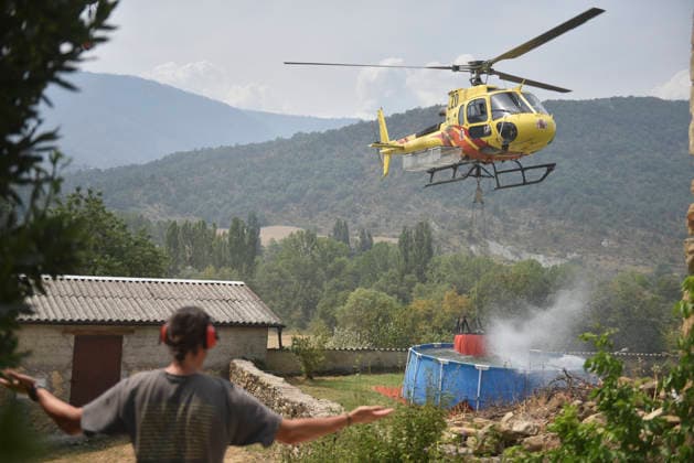 The Riglos, Huesca, wildfire response team reaches 1,000 personnel after a calmer night A helicopter scoops water from a plastic pool in Atarés during efforts to extinguish a wildfire on August 16, 2026, in Las Penas de Riglos, Huesca, Aragon, Spain. The response team deployed to the forest fire in Las Penas de Riglos, Huesca, reached the historic milestone of 1,000 personnel this Sunday, with the addition of 100 French firefighters and between 35 and 40 aerial resources, after a calmer night, with high humidity and little wind, and the fire’s perimeter has not expanded significantly. The fire has burned more than 16,600 hectares, forced the evacuation of 19 villages, and led to the evacuation of more than 1,000 people. AUGUST 16, 2026 FOR Copyright: xVeronicaxLacasax 7716701