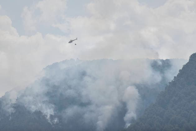 The response team for the Riglos, Huesca, wildfire reaches 1,000 personnel after a calmer night. A helicopter during wildfire suppression efforts on August 16, 2026, in Las Penas de Riglos, Huesca, Aragon, Spain The response team deployed to the forest fire in Las Penas de Riglos, Huesca, reached a record total of 1,000 personnel this Sunday, with the addition of 100 French firefighters and between 35 and 40 aircraft, after last night proved to be calmer, with high humidity and little wind, and the fire’s perimeter has not expanded significantly. The fire has burned more than 16,600 hectares, forced the evacuation of 19 villages, and led to the evacuation of more than 1,000 people. AUGUST 16, 2026 FOREST FIRE Veró Las Penas de Riglos, Hues Copyright: xVeronicaxLacasax 7716702