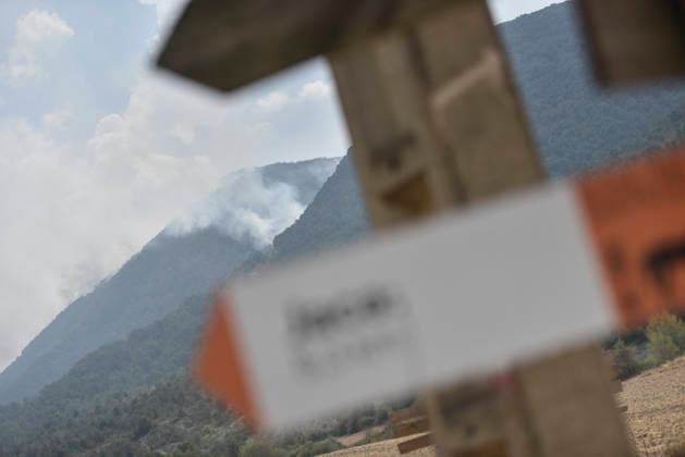 The response team for the Riglos, Huesca, wildfire reaches 1,000 personnel after a calmer night A column of smoke from a wildfire on August 16, 2026, in Las Penas de Riglos, Huesca, Aragon, Spain The response team deployed to the forest fire in Las Penas de Riglos, Huesca, reached a record total of 1,000 personnel this Sunday, with the addition of 100 French firefighters and between 35 and 40 aircraft, after last night proved to be calmer, with high humidity and little wind, and the fire’s perimeter has not expanded significantly. The fire has burned more than 16,600 hectares, forced the evacuation of 19 villages, and led to the evacuation of more than 1,000 people. AUGUST 16, 2026 FOREST FIRE Veró Las Penas de Riglos, Huesca, Ara Las Pena Copyright: xVeronicaxLacasax 7716710