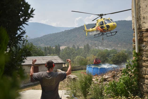 The Riglos, Huesca, wildfire response team reaches 1,000 personnel after a calmer night A helicopter scoops water from a plastic pool in Atarés while fighting a wildfire on August 16, 2026, in Las Penas de Riglos, Huesca, Aragon, Spain. The response team deployed to the forest fire in Las Penas de Riglos, Huesca, reached the historic milestone of 1,000 personnel this Sunday, with the addition of 100 French firefighters and between 35 and 40 aerial resources, after a calmer night, with high humidity and little wind, and the fire’s perimeter has not expanded significantly. The fire has burned more than 16,600 hectares, forced the evacuation of 19 villages, and led to the evacuation of more than 1,000 people. AUGUST 16, 2026 FOREST FIRE Veró Copyright: xVeronicaxLacasax 7716700