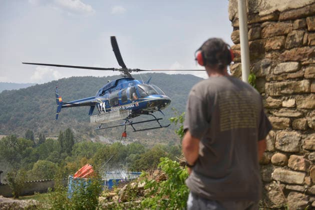 The Riglos, Huesca, wildfire response team reaches 1,000 personnel after a calmer night A helicopter scoops water from a plastic pool in Atarés while fighting a wildfire on August 16, 2026, in Las Penas de Riglos, Huesca, Aragon, Spain. The response team deployed to the forest fire in Las Penas de Riglos, Huesca, reached the historic milestone of 1,000 personnel this Sunday, with the addition of 100 French firefighters and between 35 and 40 aerial resources, after a calmer night, with high humidity and little wind, and the fire’s perimeter has not expanded significantly. The fire has burned more than 16,600 hectares, forced the evacuation of 19 villages, and led to the evacuation of more than 1,000 people. AUGUST 16, 2026 FOREST FIRE Veró Copyright: xVeronicaxLacasax 7716698