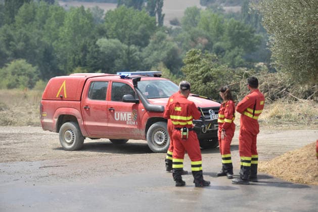 The response team for the Riglos, Huesca, wildfire reaches 1,000 personnel after a calmer night. Members of the UME (Military Emergency Unit) during wildfire suppression efforts on August 16, 2026, in Las Penas de Riglos, Huesca, Aragon, Spain. The response team deployed to the forest fire in Las Penas de Riglos, Huesca, reached a record total of 1,000 personnel this Sunday, with the addition of 100 French firefighters and between 35 and 40 aircraft, after last night proved to be calmer, with high humidity and little wind, and the fire’s perimeter has not expanded significantly. The fire has burned more than 16,600 hectares, forced the evacuation of 19 villages, and led to the evacuation of more than 1,000 people. AUGUST 16, 2026 FOREST FI Copyright: xVeronicaxLacasax 7716714