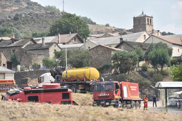 The response team for the Riglos, Huesca, wildfire reaches 1,000 personnel after a calmer night UME firefighters during wildfire suppression efforts in Atarés on August 16, 2026, in Las Penas de Riglos, Huesca, Aragon, Spain. The response team deployed to the forest fire in Las Penas de Riglos, Huesca, reached a record total of 1,000 personnel this Sunday, with the addition of 100 French firefighters and between 35 and 40 aircraft, after a calmer night, with high humidity and little wind, and the fire’s perimeter has not expanded significantly. The fire has burned more than 16,600 hectares, forced the evacuation of 19 villages, and led to the evacuation of more than 1,000 people. AUGUST 16, 2026 FOREST FIRE Veró Las Penas de Riglos, Huesca Copyright: xVeronicaxLacasax 7716723
