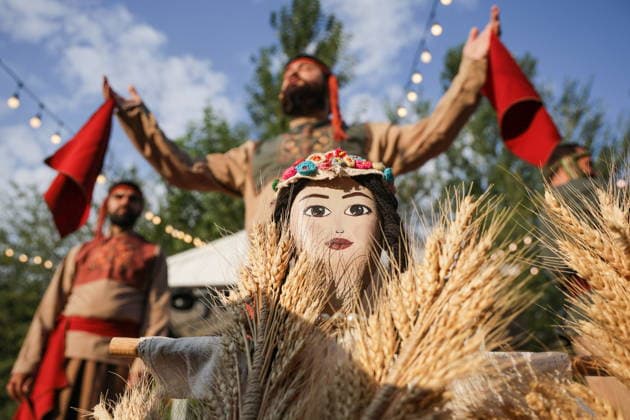 News Bilder des Tages ARMENIA, YEREVAN - AUGUST 16, 2026: People take part in Yerevan Taraz Fest 2026, an annual festival promoting Armenian culture and traditional costumes. Alexander Patrin TASS  96253064