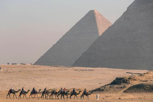 (260816) -- GIZA, Aug. 16, 2026 -- Tourists ride camels at the Pyramids scenic spot in Giza, Egypt, Aug. 16, 2026. ) EGYPT-GIZA-PYRAMIDS-TOURISM AhmedxGomaa 