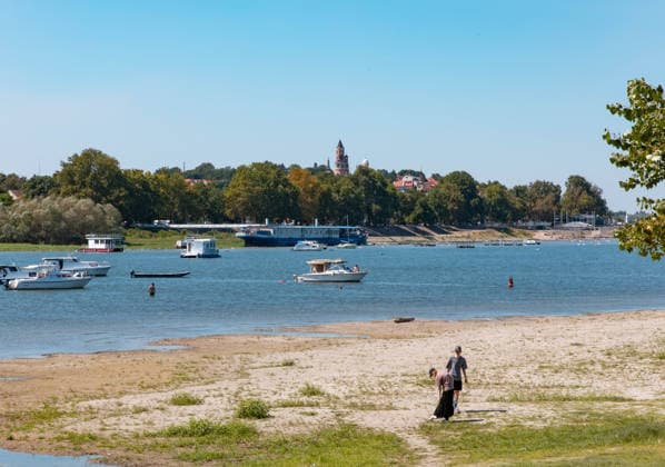 (260816) -- BELGRADE, Aug. 16, 2026 -- People take a stroll on the bank of the Danube River in Belgrade, Serbia, on Aug. 16, 2026. Riverbed was exposed as the water level of the Danube River approached record-low by severe drought. (Photo by Xinhua) SERBIA-BELGRADE-DANUBE RIVER-DROUGHT WangxWei 
