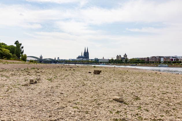 Record-Low Water Level on the Rhine: Exposed Riverbed on the Deutz Bank of the Rhine, August 16, 2026. View from the Deutz bank of the Rhine toward Cologne Cathedral, showing the riverbed exposed by the record-low water level. The water level at Colo Copyright: xMarcxJohnx