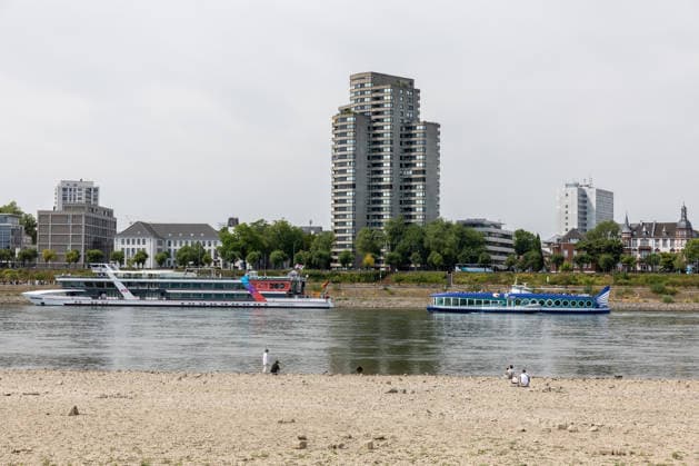 Record-Low Water Level on the Rhine: Exposed Riverbed on the Deutz Bank of the Rhine, August 16, 2026. View from the Deutz bank of the Rhine toward Cologne Cathedral, showing the riverbed exposed by Copyright: xMarcxJohnx
