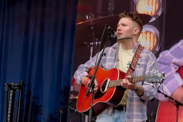 August 15, 2026, Williamscot, Oxfordshire, United Kingdom: Rob Jones lead vocals and guitarist with UK-based Soft Rock and Americana band Rob Jones and the Restless Dream performing live on stage at Fairport s Cropredy Convention. Williamscot United Kingdom - ZUMAs197 20260815_aaa_s197_620 Copyright: xDawnxFletcher-Parkx