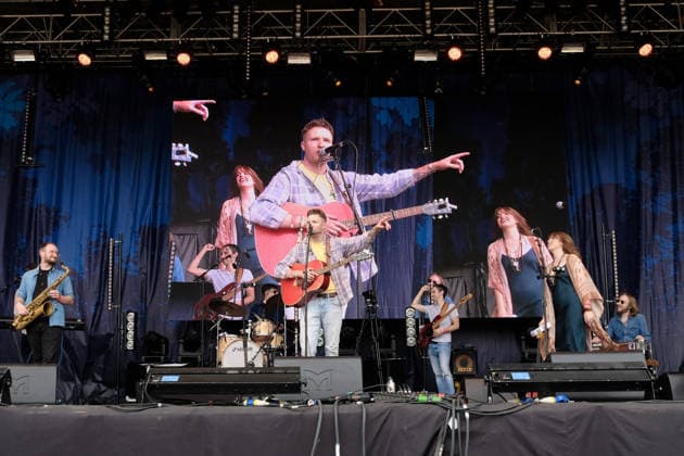August 15, 2026, Williamscot, Oxfordshire, United Kingdom: Thomas Dibbs, saxophone, Rob Jones vocals and guitar, Josh Cavanagh-Brierley, bass, Grace Kelly, vocals, and CJ Hillman pedal steel, with UK-based Soft Rock and Americana band Rob Jones and the Restless Dream performing live on stage at Fairport s Cropredy Convention. Williamscot United Kingdom - ZUMAs197 20260815_aaa_s197_625 Copyright: xDawnxFletcher-Parkx