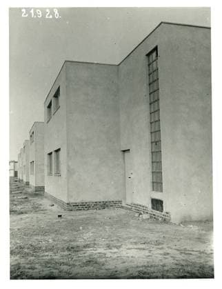 Bauhaus-Siedlung, Dessau Törten, Meisterhäuser, Architektur, Walter Gropius, Neues Bauen, Reihe moderner Wohnhäuser in minimalistischem Stil mit einfachen geometrischen Formen, 1928 Bauhaus Estate, Dessau Törten, Masters Houses, Architecture, Walter Gropius, New Building, series of modern residential buildings in minimalist style with simple geometric shapes, 1928 Copyright: imageBROKER BodoxNiemann iblbni18746180.jpg