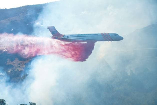 August 16, 2026, San Diego, California, United States: A plane from Cal Fire drops fire retardant during the fire..The Sorrento Fire burns through dry vegetation in the Sorrento Valley area of San Diego on August 16, 2026, sending thick smoke into the air and threatening nearby homes, businesses and roadways. Firefighters work to battle the flames and prevent the fire from spreading as smoke cover portions of the surrounding community. Multiple agencies are dispatched to battle the fire, including Cal Fire and San Diego Fire-Rescue. As of 6pm on August 16, the fire is mapped more than 100 acres. San Diego United States - ZUMAs197 20260816_aaa_s197_238 Copyright: xWaixLeexMichaelxHox