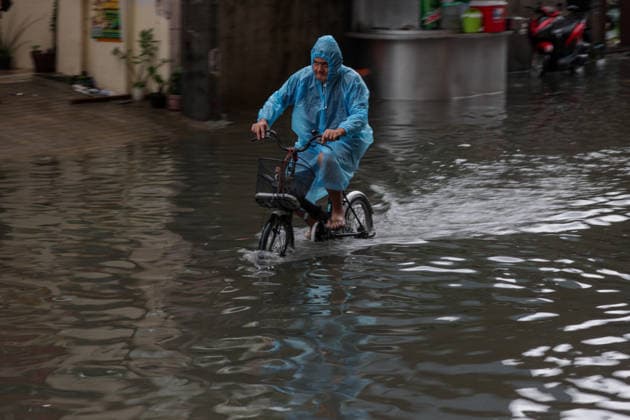 Southwest monsoon continues to bring rain in Manila, Philippines Filipinos navigate through a flooded road in Makati City, Manila, Philippines on August 17, 2026. According to the Philippine Atmospheric, Geophysical, Astronomical and Services Administration™s (PAGASA) latest weather forecast, the southwest monsoon will continue to bring heavy rainfall in Luzon. Manila PHILIPPINES  Copyright: xMatrixxImages MarkxCristinox