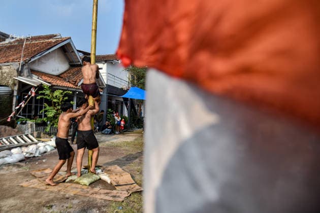 August 17, 2026, Bandung Regency, West Java, Indonesia: Participants climb a pole coated in oil and mud, with prizes placed at the top, during a competition locally known as Panjat Pinang to commemorate the 81st anniversary of the Republic of Indonesia s independence in Lengkong Village, Bandung Regency, Indonesia. Bandung Regency Indonesia  - ZUMAr272 20260817_zip_r272_016 Copyright: xDimasxRachmatsyahx