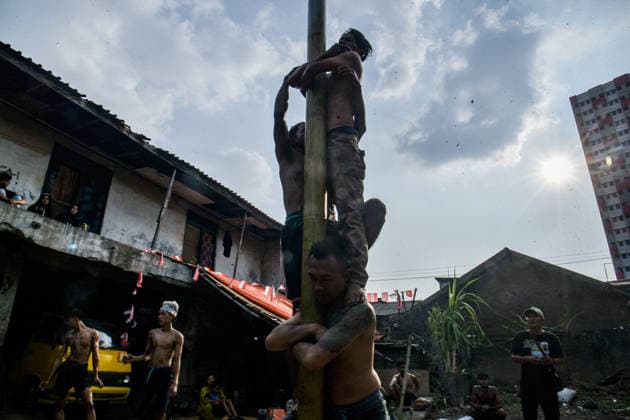 August 17, 2026, Bandung Regency, West Java, Indonesia: Participants climb a pole coated in oil and mud, with prizes placed at the top, during a competition locally known as Panjat Pinang to commemorate the 81st anniversary of the Republic of Indonesia s independence in Lengkong Village, Bandung Regency, Indonesia. Bandung Regency Indonesia  - ZUMAr272 20260817_zip_r272_021 Copyright: xDimasxRachmatsyahx