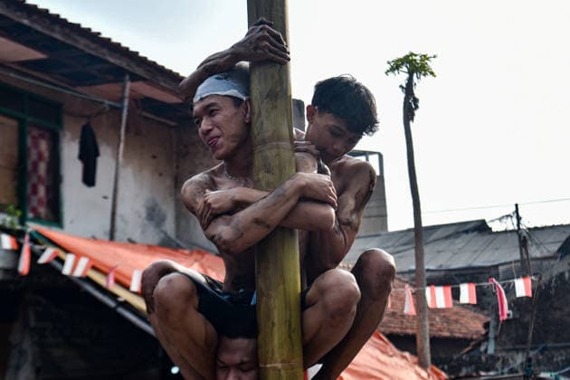 August 17, 2026, Bandung Regency, West Java, Indonesia: Participants climb a pole coated in oil and mud, with prizes placed at the top, during a competition locally known as Panjat Pinang to commemorate the 81st anniversary of the Republic of Indonesia s independence in Lengkong Village, Bandung Regency, Indonesia. Bandung Regency Indonesia  - ZUMAr272 20260817_zip_r272_028 Copyright: xDimasxRachmatsyahx