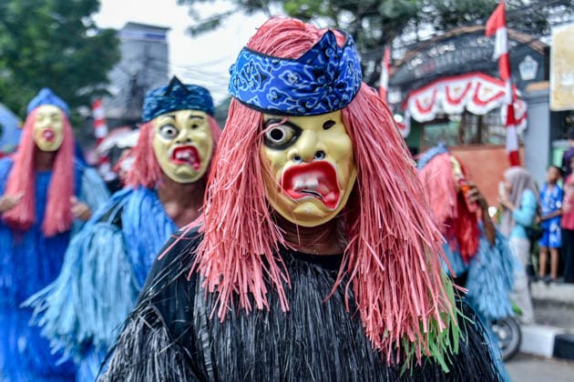 August 17, 2026, Bandung, West Java, Indonesia: People wearing creative costumes walk during parade to celebrate the 81st anniversary of Indonesia s independence in Bandung, Indonesia. Bandung Indonesia  - ZUMAr272 20260817_zip_r272_031 Copyright: xDimasxRachmatsyahx