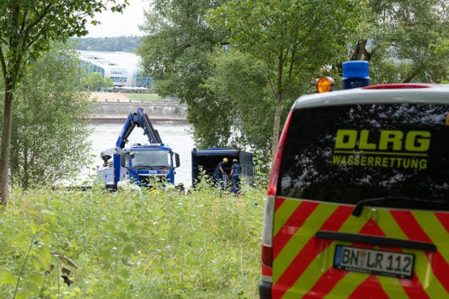 Controlled detonation of a World War II bomb in the Rhine at the Rheinaue in Bonn, August 17, 2026. After a 125-kilogram British incendiary bomb from World War II was fou Copyright: xMarcxJohnx