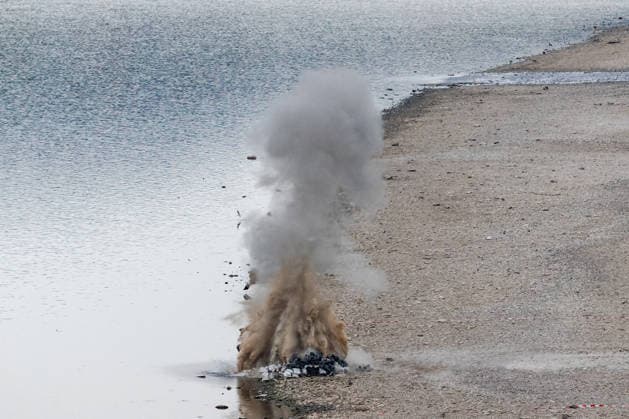 Controlled detonation of a World War II bomb in the Rhine at the Rheinaue in Bonn, August 17, 2026. After a 125-kilogram British incendiary bomb from World War II was fou Copyright: xMarcxJohnx