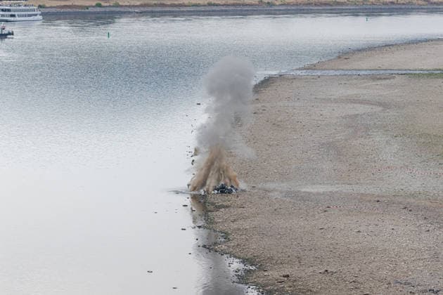 Controlled detonation of a World War II bomb in the Rhine at the Rheinaue in Bonn, August 17, 2026. After a 125-kilogram British incendiary bomb from World War II was fou Copyright: xMarcxJohnx