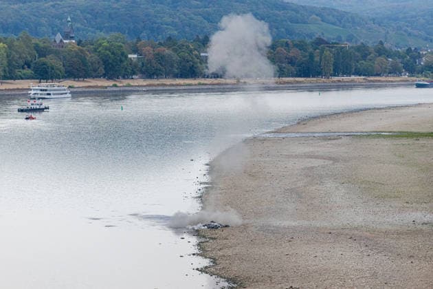 Controlled detonation of a World War II bomb in the Rhine at the Rheinaue in Bonn, August 17, 2026. After a 125-kilogram British incendiary bomb from World War II was fou Copyright: xMarcxJohnx