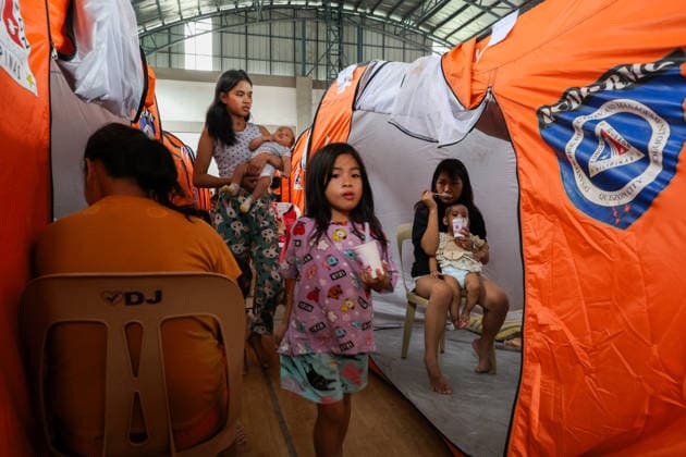 Tens of thousands evacuated in Philippines amid monsoon rains, floods QUEZON CITY, PHILIPPINES - AUGUST 18: People evacuated from flooded areas take shelter at a secondary school basketball court, amid lingering threats of flooding caused by heavy monsoon rains, in Quezon City, Metro Manila, Philippines, on August 18, 2026. As the country remains threatened by floods caused by monsoon heavy rains, tens of thousands of people in the capital region of Metro Manila and its surrounding cities and areas have been evacuated, with schools in multiple locations across the Philippines being suspended for safety reasons. Daniel Ceng Anadolu Quezon City Philippines. Editorial use only. Please get in touch for any other usage. Copyright: x2026xAnadoluxDanielxCengx