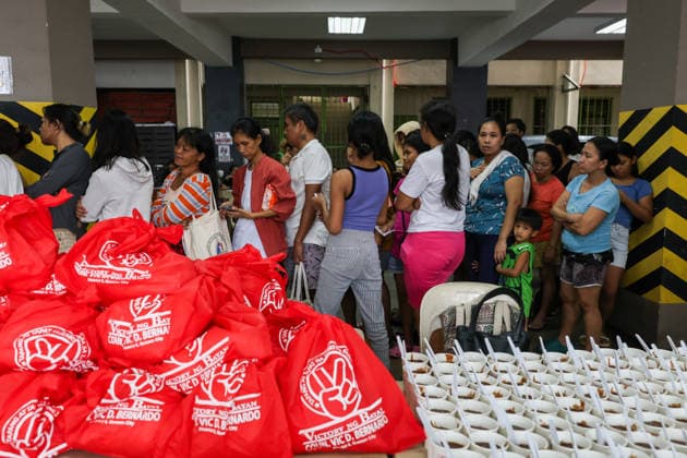 Tens of thousands evacuated in Philippines amid monsoon rains, floods QUEZON CITY, PHILIPPINES - AUGUST 18: People evacuated from flooded areas wait in queue to collect food and supplies at a secondary school-turned emergency shelter, amid lingering threats of flooding caused by heavy monsoon rains, in Quezon City, Metro Manila, Philippines, on August 18, 2026. As the country remains threatened by floods caused by monsoon heavy rains, tens of thousands of people in the capital region of Metro Manila and its surrounding cities and areas have been evacuated, with schools in multiple locations across the Philippines being suspended for safety reasons. Daniel Ceng Anadolu Quezon City Philippines. Editorial use only. Please get in touch for an Copyright: x2026xAnadoluxDanielxCengx