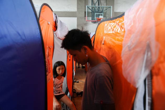 Tens of thousands evacuated in Philippines amid monsoon rains, floods QUEZON CITY, PHILIPPINES - AUGUST 18: People evacuated from flooded areas take shelter at a secondary school basketball court, amid lingering threats of flooding caused by heavy monsoon rains, in Quezon City, Metro Manila, Philippines, on August 18, 2026. As the country remains threatened by floods caused by monsoon heavy rains, tens of thousands of people in the capital region of Metro Manila and its surrounding cities and areas have been evacuated, with schools in multiple locations across the Philippines being suspended for safety reasons. Daniel Ceng Anadolu Quezon City Philippines. Editorial use only. Please get in touch for any other usage. Copyright: x2026xAnadoluxDanielxCengx
