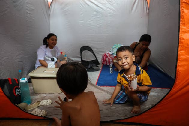 Tens of thousands evacuated in Philippines amid monsoon rains, floods QUEZON CITY, PHILIPPINES - AUGUST 18: People evacuated from flooded areas take shelter at a secondary school basketball court, amid lingering threats of flooding caused by heavy monsoon rains, in Quezon City, Metro Manila, Philippines, on August 18, 2026. As the country remains threatened by floods caused by monsoon heavy rains, tens of thousands of people in the capital region of Metro Manila and its surrounding cities and areas have been evacuated, with schools in multiple locations across the Philippines being suspended for safety reasons. Daniel Ceng Anadolu Quezon City Philippines. Editorial use only. Please get in touch for any other usage. Copyright: x2026xAnadoluxDanielxCengx