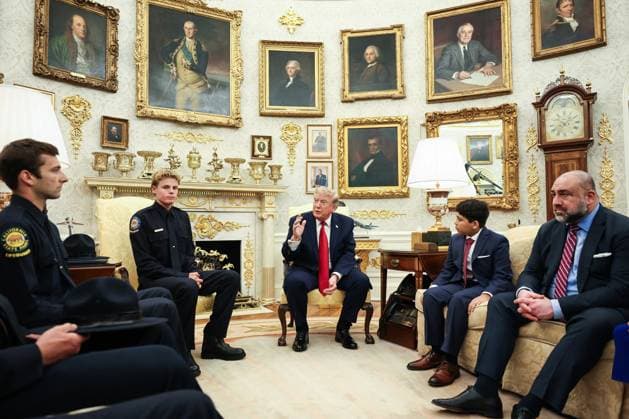 DC: President Donald Trump hosts Lifeguard Ryder Williams in the Oval Office United States President Donald J Trump hosts Lifeguard Ryder Williams in the Oval Office of the White House in Washington, DC on August 17, 2026. Ryder Williams, a 16-year-old lifeguard, saved the life of 10-year-old Nathaniel Rai at Seabright Beach in Santa Cruz, California, on July 25. Credit: CNP AdMedia. 18 Aug 2026 Pictured: Trump.  Copyright: xThexMegaxAgencyxAdMediax xMEGAx