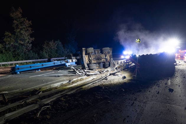 A2: Unbelievably Extensive Damage Following Accident Involving Heavy-Haul Truck Near Kamen; A2 Closed in Both Directions for an Extended Period 7aIMG 0569956 A2: Unbelievably Extensive Damage Following Accident Involving Heavy-Haul Truck Near Kamen; A2 Closed in Both Directions for an Extended Period North Rhine-Westphalia, Kamen Copyright: 7aktuell.dex xMarcxGruber 0569956 20260818_7a_express_20260818_8456_569956
