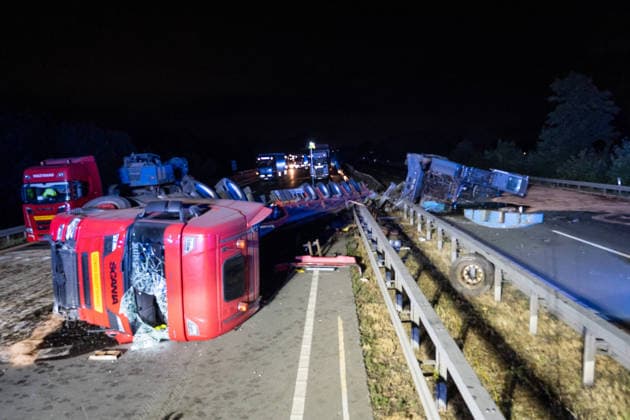 A2: Unbelievably Extensive Damage Following an Accident Involving a Heavy-Haul Truck Near Kamen; A2 Closed in Both Directions for a Very Long Time 7aIMG 0569957 A2: Unbelievably Extensive Damage Following an Accident Involving a Heavy-Haul Truck Near Kamen; A2 Closed in Both Directions for a Very Long Time North Rhine-Westphalia, Kamen Copyright: 7aktuell.dex xMarcxGruber 0569957 20260818_7a_express_20260818_8456_569957
