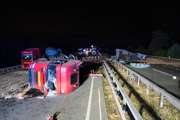 A2: Unbelievably Extensive Damage Following Accident Involving a Heavy-Haul Truck Near Kamen; A2 Closed in Both Directions for a Very Long Time 7aIMG 0569958 A2: Unbelievably Extensive Damage Following Accident Involving a Heavy-Haul Truck Near Kamen; A2 Closed in Both Directions for a Very Long Time North Rhine-Westphalia, Kamen Copyright: 7aktuell.dex xMarcxGruber 0569958 20260818_7a_express_20260818_8456_569958