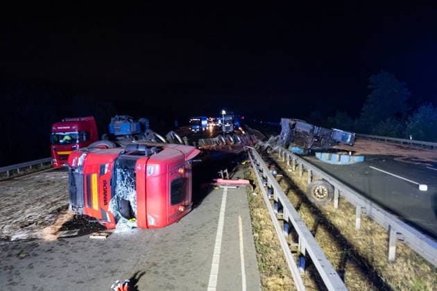 A2: Unbelievably extensive damage following an accident involving a heavy-haul truck near Kamen; A2 closed in both directions for a very long time 7aIMG 0569959 A2: Unbelievably extensive damage following an accident involving a heavy-haul truck near Kamen; A2 closed in both directions for a very long time North Rhine-Westphalia, Kamen Copyright: 7aktuell.dex xMarcxGruber 0569959 20260818_7a_express_20260818_8456_569959