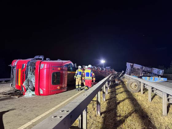 A2: Unbelievably extensive damage following an accident involving a heavy-haul truck near Kamen; A2 closed in both directions for a very long time 7aIMG 0569964 A2: Unbelievably extensive damage following an accident involving a heavy-haul truck near Kamen; A2 closed in both directions for a very long time North Rhine-Westphalia, Kamen Copyright: 7aktuell.dex xMarcxGruber 0569964 20260818_7a_express_20260818_8456_569964
