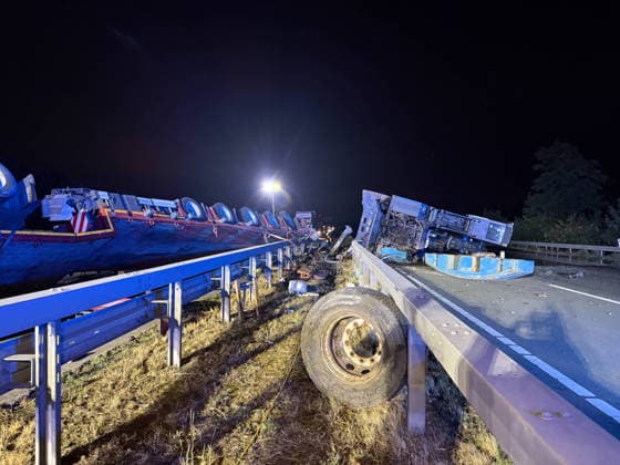 A2: Unbelievably Extensive Damage Following Accident Involving a Heavy-Haul Truck Near Kamen; A2 Closed in Both Directions for an Extended Period 7aIMG 0569965 A2: Unbelievably Extensive Damage Following Accident Involving a Heavy-Haul Truck Near Kamen; A2 Closed in Both Directions for an Extended Period North Rhine-Westphalia, Kamen Copyright: 7aktuell.dex xMarcxGruber 0569965 20260818_7a_express_20260818_8456_569965