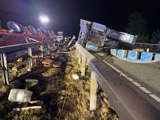 A2: Unbelievably extensive damage following an accident involving a heavy-haul truck near Kamen; A2 closed in both directions for a very long time 7aIMG 0569967 A2: Unbelievably extensive damage following an accident involving a heavy-haul truck near Kamen; A2 closed in both directions for a very long time North Rhine-Westphalia, Kamen Copyright: 7aktuell.dex xMarcxGruber 0569967 20260818_7a_express_20260818_8456_569967