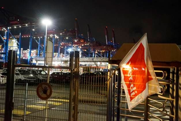 CNTV VERDI Everything is ready. Red and white VERDI flags are hanging at the Burchardkai Container Terminal in the Port of Hamburg for the warning strike by port workers and employees. On the night of August 17, 2026, in the Port of Hamburg. Slogan: 24-hour, 3-shift warning strike. Collective bargaining round for seaports. VERDI calls for a