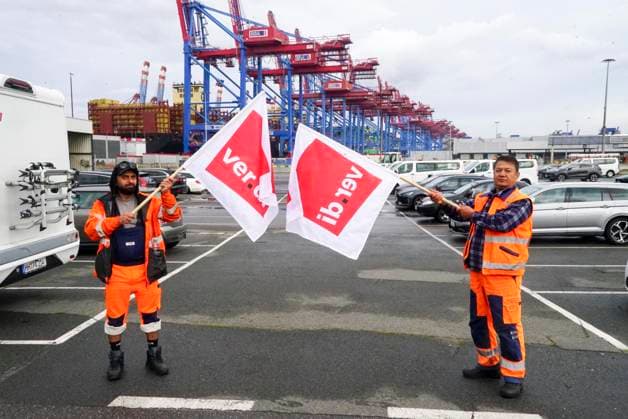 CNTV VERDI Striking workers with red-and-white VERDI flags at the Port of Hamburg; Port of Hamburg at the Burchardkai Container Terminal; warning strike by port workers on August 18, 2026, at the Port of Hamburg; slogan: 24 hours, 3 shifts ; warning strike during collective bargaining negotiations for seaports; VERDI VERDI calls for a 24-hour warning strike at the P