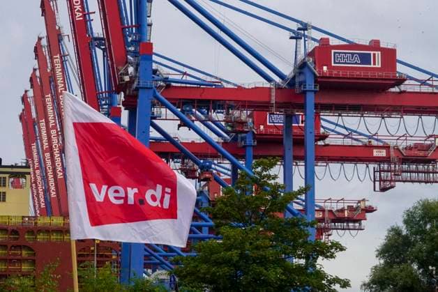 CNTV VERDI Striking workers with red-and-white VERDI flags at the Port of Hamburg; Port of Hamburg at the Burchardkai Container Terminal; warning strike by port workers on August 18, 2026, at the Port of Hamburg; slogan: 24 hours, 3 shifts ; warning strike during collective bargaining negotiations for seaports; VERDI VERDI calls for a 24-hour warning strike at the P