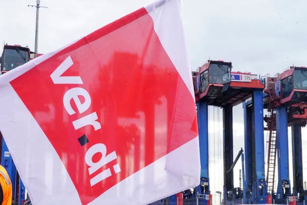 CNTV VERDI Striking workers with red-and-white VERDI flags at the Port of Hamburg; Port of Hamburg at the Burchardkai Container Terminal; warning strike by port workers on August 18, 2026, at the Port of Hamburg; slogan: 24 hours, 3 shifts ; warning strike during collective bargaining negotiations for seaports—VERDI VERDI calls for a 24-hour warning strike at the Po