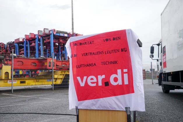 CNTV VERDI Striking workers with red-and-white VERDI flags at the Port of Hamburg; Port of Hamburg at the Burchardkai Container Terminal; warning strike by port workers on August 18, 2026, at the Port of Hamburg; slogan: 24 hours, 3 shifts ; warning strike during collective bargaining negotiations for seaports—VERDI VERDI calls for a 24-hour warning strike at the Po
