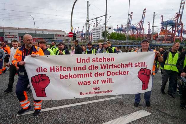 CNTV VERDI Striking workers with red-and-white VERDI flags at the Port of Hamburg; Port of Hamburg at the Burchardkai Container Terminal; warning strike by port workers on August 18, 2026, at the Port of Hamburg; slogan: 24 hours, 3 shifts ; warning strike during collective bargaining negotiations for seaports—VERDI VERDI calls for a 24-hour warning strike at the Po