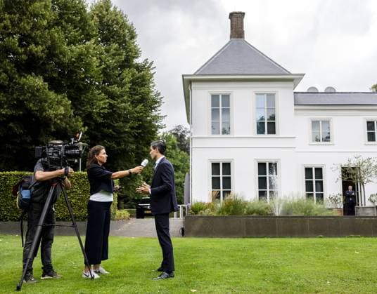 THE HAGUE - Prime Minister Rob Jetten speaks with journalists after an informal meeting at the Catshuis in preparation for the upcoming political year. REMKO DE WAAL ANP netherlands out - belgium out  Copyright: xx x565750642x originalFilename: 565750642