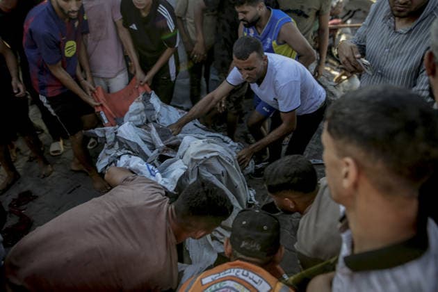Israeli drone strike on crowded Gaza cafe kills 6 Palestinians GAZA CITY, GAZA, PALESTINE - AUGUST 18: Palestinians carry bodies following an Israeli airstrike on beachfront cafe that killed at least six people, including a child, and injured more than 12 others in Gaza City, Gaza, Palestine on August 18, 2026, following an Israeli airstrike that killed at least six people, including a child, and injured more than 12 others. The attack on the civilian gathering spot occurred despite recent calls from U.S. President Donald Trump urging Israel to halt its military operations across the Gaza Strip, as local rescue teams worked to retrieve victims from the damaged structure. Saeed M. M. T. Jaras Anadolu Gaza City Gaza. Editorial use only. Ple Copyright: x2026xAnadoluxSaeedxM.xM.xT.xJarasx