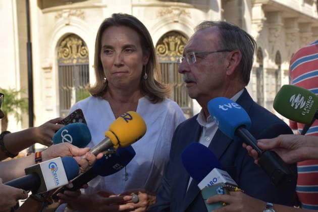 Gamarra Visits Ceuta to See the Humanitarian Crisis Firsthand Cuca Gamarra, the PP’s Deputy Secretary for Institutional Regeneration, and Juan Jesús Vivas, the president of Ceuta, speak to the media, following a meeting at the PP Ceuta headquarters on August 18, 2026, in Ceuta, Spain. Gamarra visited the autonomous city to see firsthand the humanitarian crisis affecting the region after thousands of migrants swam across the Tarajal Strait on July 30 and 31. During her visit, Gamarra met with the president of Ceuta and with representatives of associations and unions of the Civil Guard and the National Police. AUGUST 18, 2026 CEUTA PP POPULAR PARTY VIVAS Gabriela Sardá Nún Ceuta Ceuta, Spain Copyright: xGabrielaxSardaxNunezx 7720088