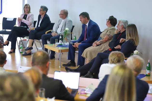 Halle-Saale, Saxony-Anhalt, Germany, August 18, 2026 Leibniz Institute for Agricultural Development in Transition Economies (IAMO) IHK Election Dialogue: L R Thomas Brockmeier (Moderator), Eva von Angern (The Left), Lydia Hüskens (FDP), Jan Scharfenort (AfD), Sven Schulze (CDU), Susan Sziborra Seidlitz (Greens), Armin Willingmann (SPD), Claudia Wittig (BSW) Copyright: xdtsxNachrichtenagenturx dts_130409