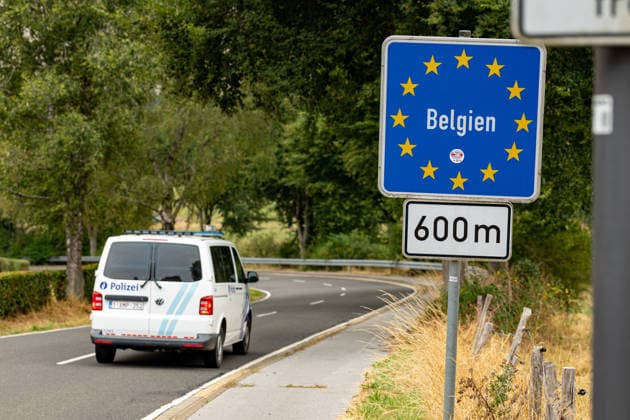 Forest fire in the High Fens: View from the German-Belgian border near Kalterherberg, August 16, 2026; view from Kalterherberg, municipality of Monschau—a blue border sign, with a Belgian police veh Copyright: xMarcxJohnx