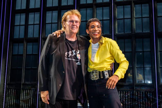 MMM STAGE Howard Carpendale Attends MJ: The Michael Jackson Musical in Hamburg on August 18, 2026 Singer and entertainer Howard Carpendale was a guest at MJ: The Michael Jackson Musical at the Stage Theater an der Elbe. After the performance, he met with Jay Karim Jonker, the actor playing Michael Jackson, on s